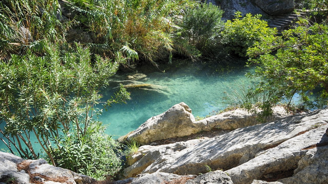 Natural pool of turquoise water in Alicante
