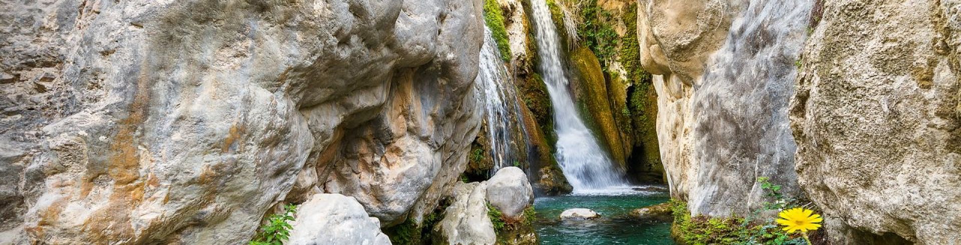 Piscine naturelle nichée entre les montagnes