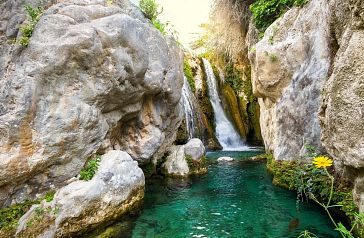 Piscine naturelle nichée entre les montagnes
