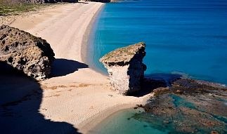 Turquoise water of Playa de los Muertos