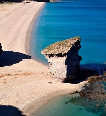 Agua turquesa de la Playa de los Muertos
