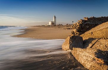 Iglesia blanca en la playa