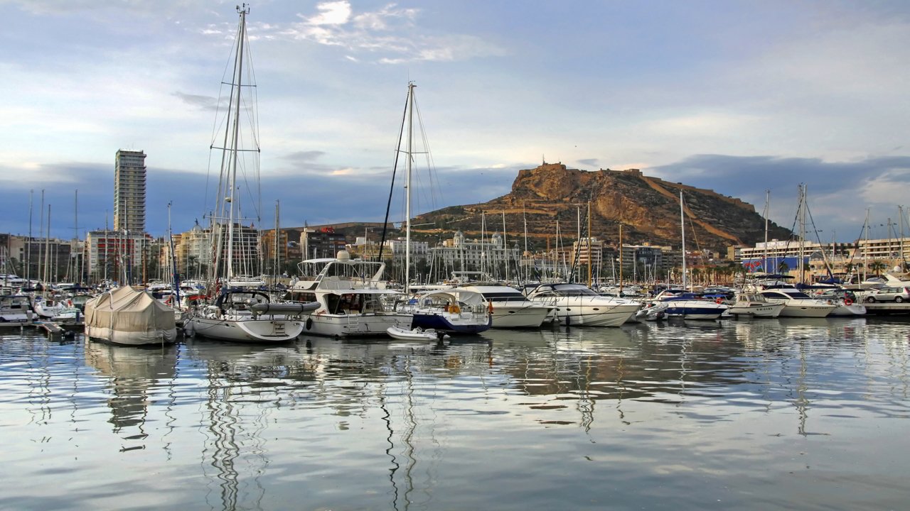 Bateaux dans le port d’Alicante