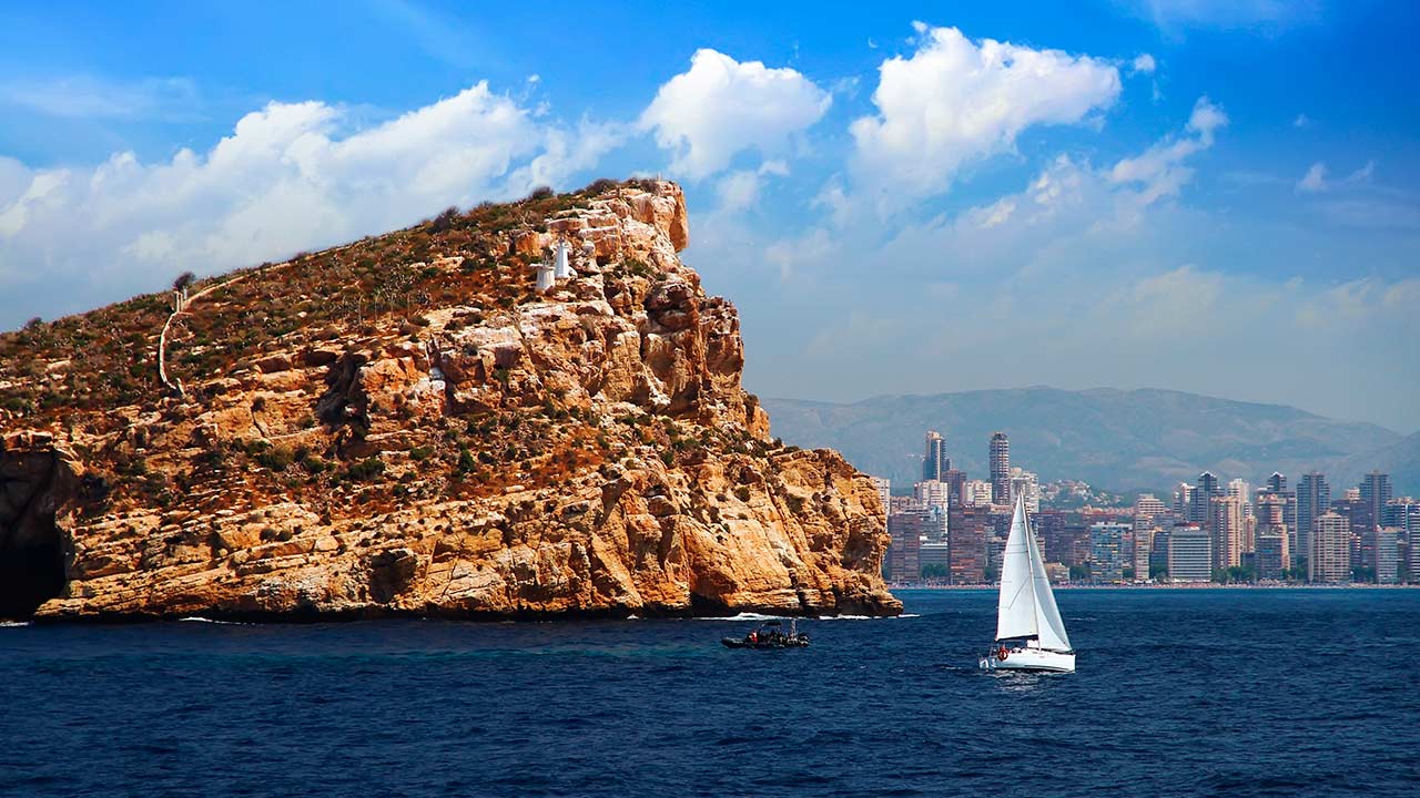 L'île de Benidorm depuis la mer