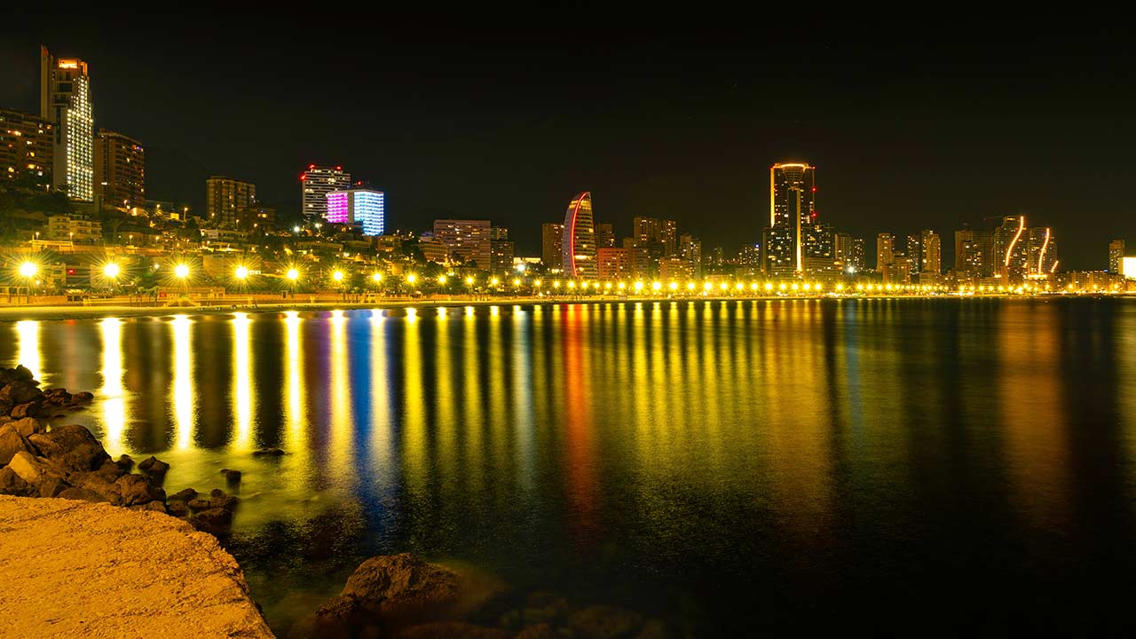 Promenade de Benidorm illuminée la nuit