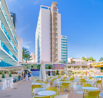 Bar de la piscine à l'Hôtel Calypso