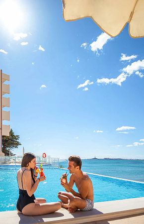 Piscine au bord de la plage de l'hôtel Galua à La Manga del Mar Menor
