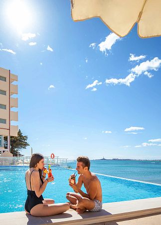 Piscine au bord de la plage de l'hôtel Galua à La Manga del Mar Menor