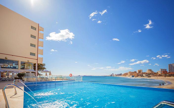 Piscine avec vue sur la mer depuis l'hôtel Galua à La Manga del Mar Menor