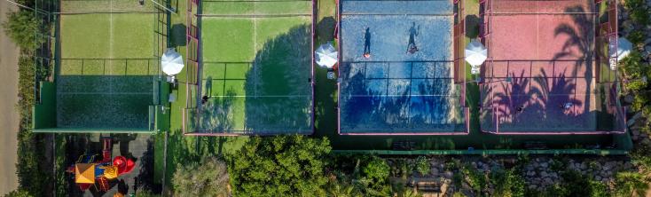 Vue du court de paddle tennis à l'hôtel Marina Playa