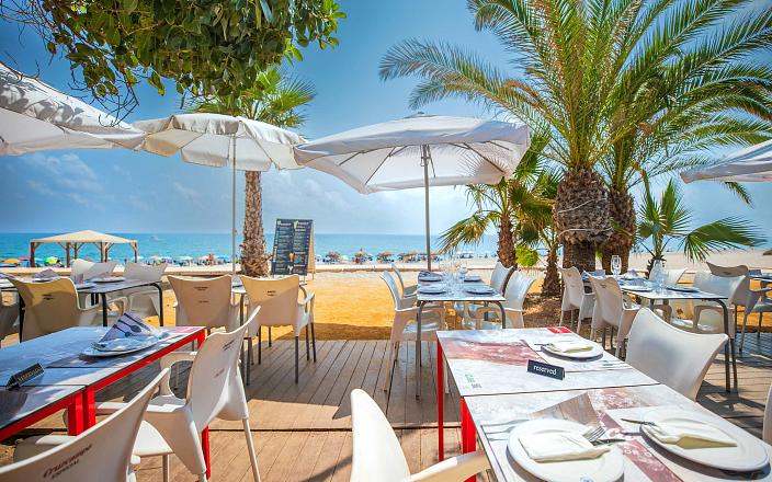 Bar de Plage  au bord de mer de l'hôtel  Marina Playa à Mojacar