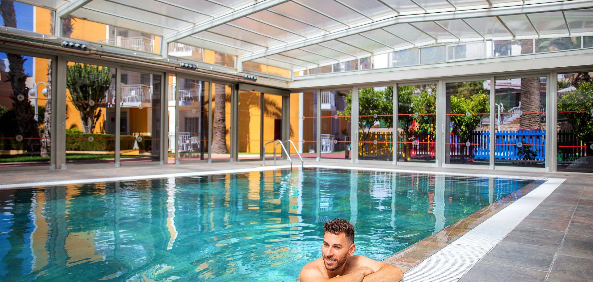 Piscina interior del hotel Servigroup Pueblo en Benidorm