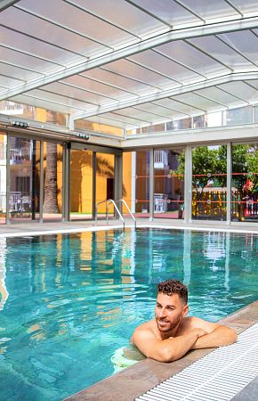 Piscine intérieure de l'hôtel Servigroup Pueblo à Benidorm