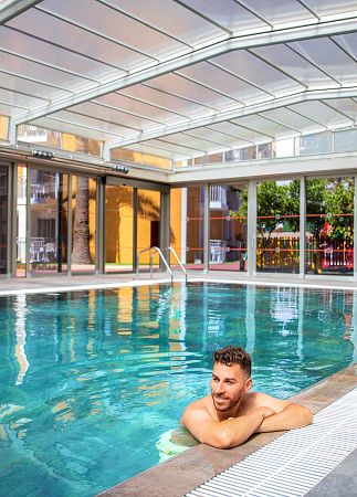 Piscine intérieure de l'hôtel Servigroup Pueblo à Benidorm