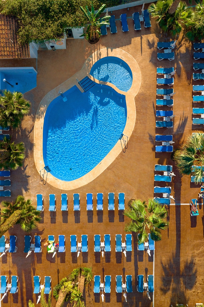 Vista aérea piscina hotel Romana