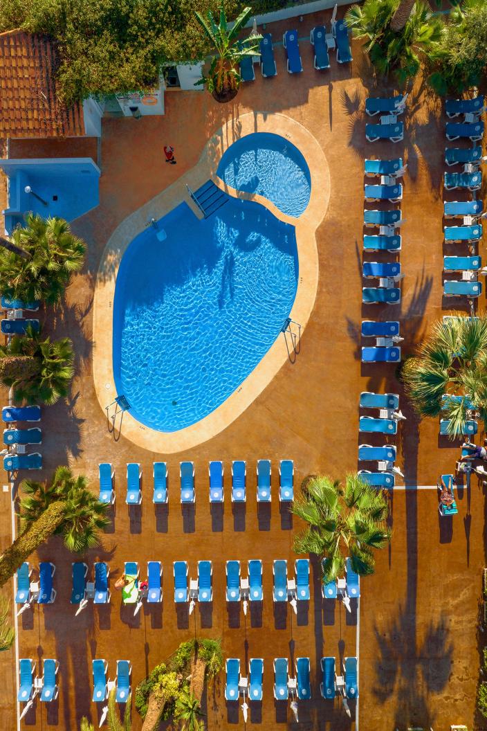 Vue aérienne de la piscine de l'hôtel Romana