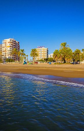 fachada hotel Trinimar y playa