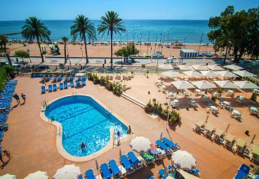 Sur l’hôtel en bord de mer Trinimar