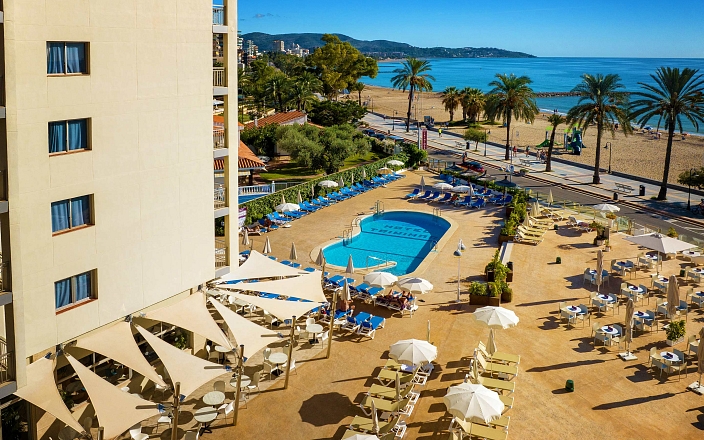 Pool and solarium hotel Trinimar