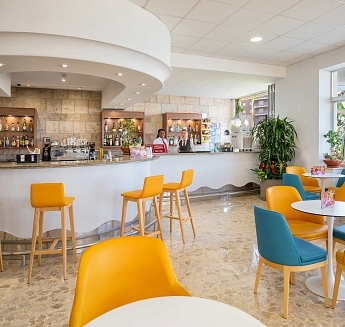 Bar with terrace at Trinimar hotel